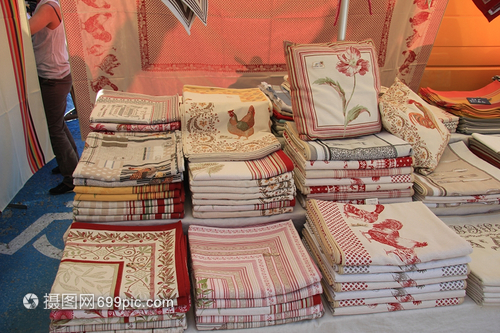 當?shù)厥袌錾系膫鹘y(tǒng)紡織精品